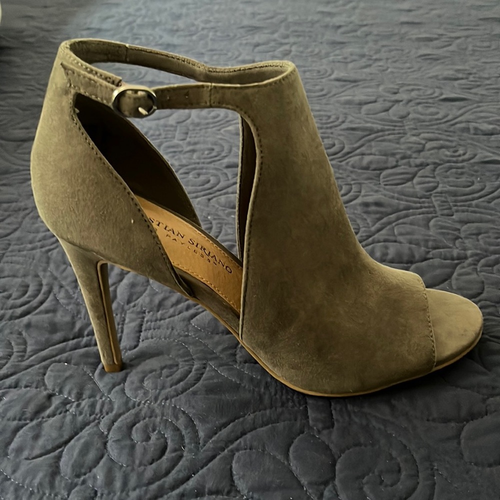 Christian Siriano gray peep toe heels. Size 7